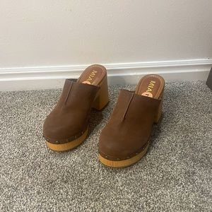 MIA closed toe high clog light brown unworn